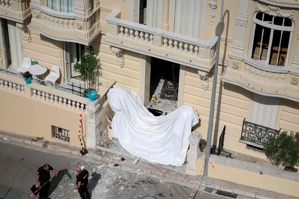 Les dégâts à l'entrée de l'immeuble après l'attentat à la bombe contre l'oligarque ukrainien.