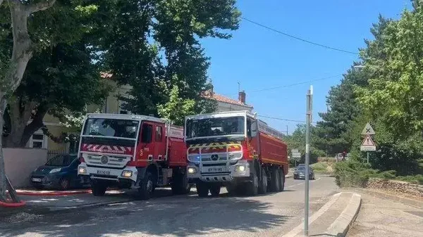 Véhicules de secours des pompiers des Bouches-du-Rhône en intervention.