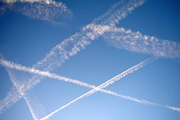Traînées de condensation d'avions dans le ciel, un aspect méconnu de l'impact climatique de l'aviation.