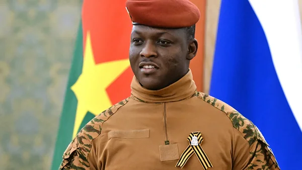 Ibrahim Traoré devant les drapeaux burkinabè et russe, symbole du rapprochement avec Moscou.