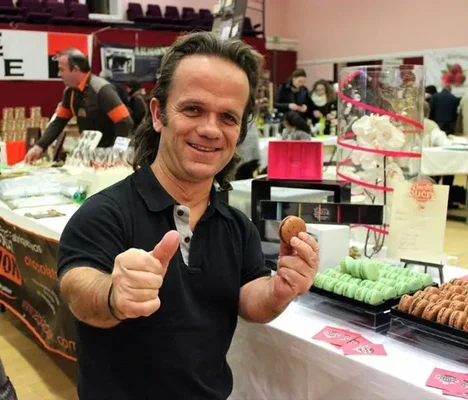 André Bouchet (Passe-Partout) en tant que parrain pour l'association des sportifs de petite taille, lors d'une vente de macarons.