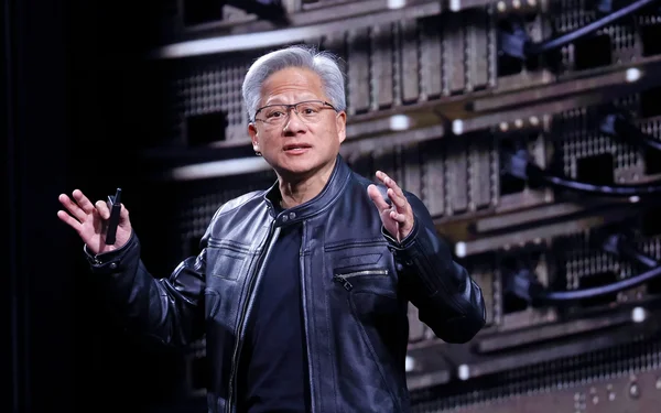 Jensen Huang, passionné, s'adressant à une audience devant des infrastructures data centers, en blouson de cuir.