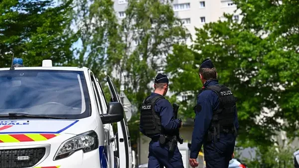 Un démineur intervient près d'une école à Sarcelles après la découverte d'un colis suspect.