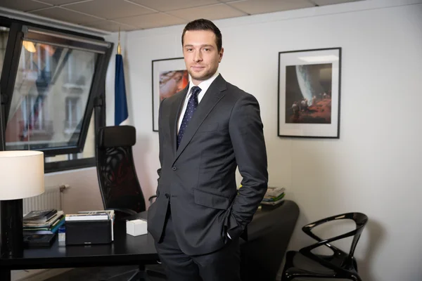 Jordan Bardella dans son bureau.