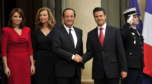 François Hollande et Enrique Peña Nieto échangeant une poignée de main lors d'un déjeuner officiel à Paris, le 17 octobre 2012.