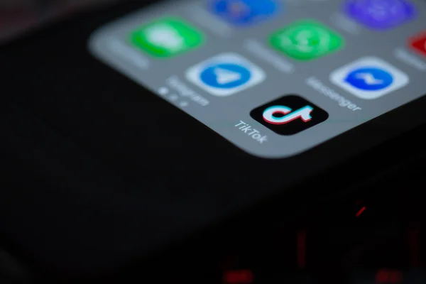 L'icône de l'application TikTok sur un smartphone.