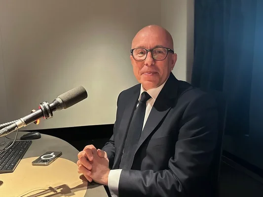 Éric Ciotti, député UDR des Alpes-Maritimes, interviewé en studio radio.