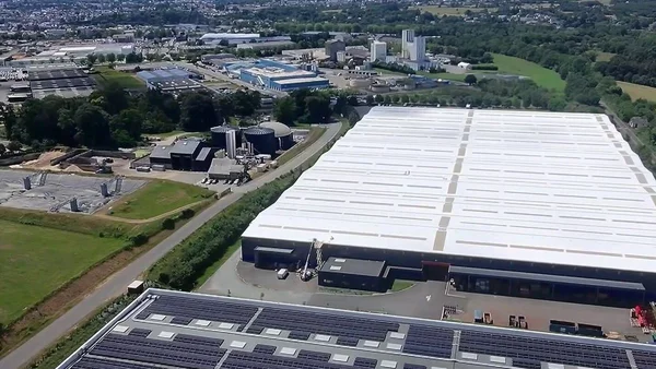 Toit blanc d’un entrepôt industriel, une solution à grande échelle pour lutter contre les îlots de chaleur.