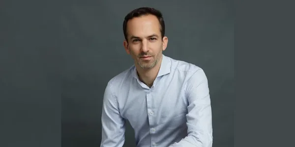 Edouard de Mézerac, CEO d'Artefact, en portrait studio.