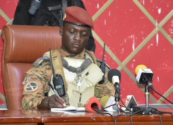 Le président Ibrahim Traoré s'adressant à la presse depuis son bureau à Ouagadougou.