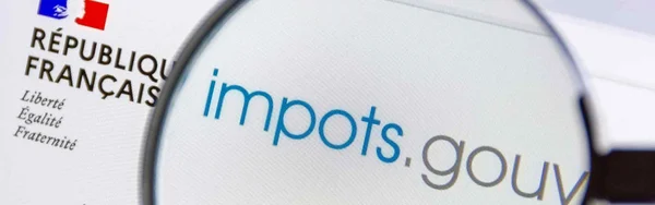 Écran d'ordinateur affichant le site impots.gouv.fr, avec une loupe sur l'URL.