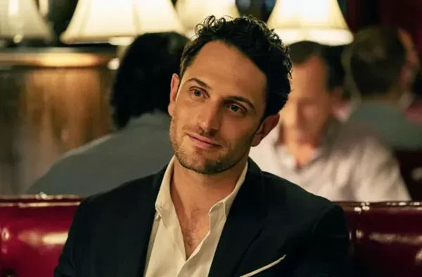 Acteur pressenti pour la série 'Myron Bolitar' dans un décor de restaurant.