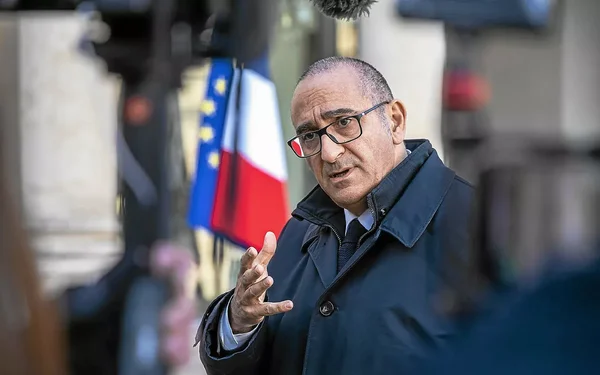 Laurent Nuñez s'exprimant lors d'une conférence de presse sur les incendies précoces.