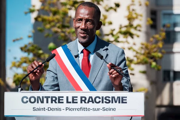 Bally Bagayoko, nouvelle figure de proue de LFI, prenant la parole lors d'un événement contre le racisme.