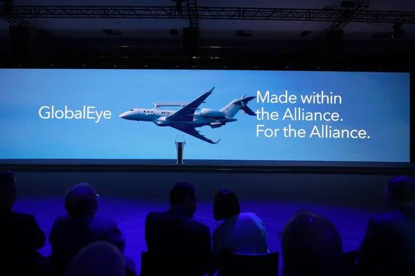 Présentation de l'avion GlobalEye lors du sommet de l'OTAN à Ankara.