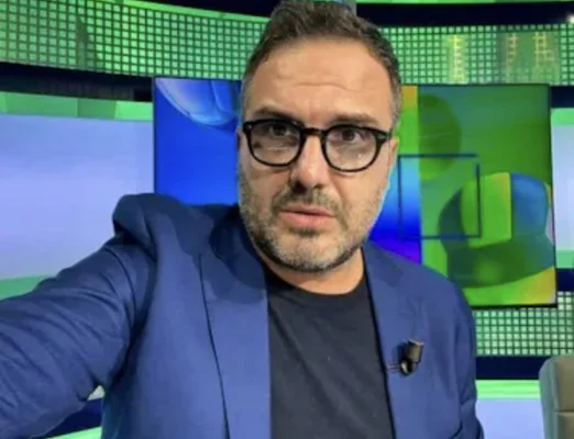 Luigi Esposito, journaliste sportif italien, photographié dans un studio de télévision.