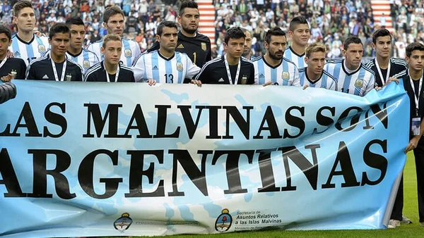 L'équipe d'Argentine déploie une banderole « Les Malouines sont argentines » lors du match amical contre la Slovénie, le 7 juin 2014 à La Plata.