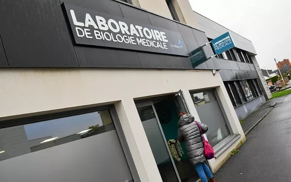 Entrée d'un laboratoire de biologie médicale Cerballiance.