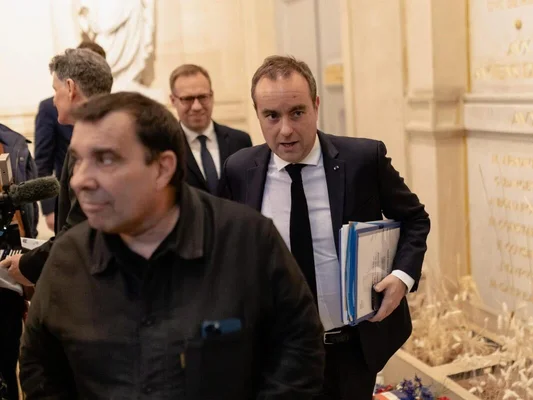 Sébastien Lecornu, ministre, se rend à une réunion sur l'alimentation à prix coûtant.