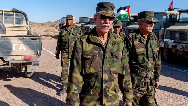 Chef du Front Polisario et combattants dans le désert du Sahara occidental.