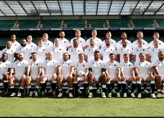 L'équipe d'Angleterre de rugby posant à Twickenham Stadium.