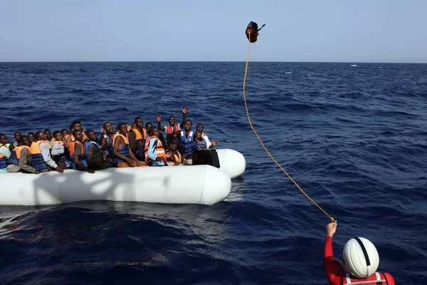 Opération de sauvetage en Méditerranée avec des migrants sur un canot pneumatique.