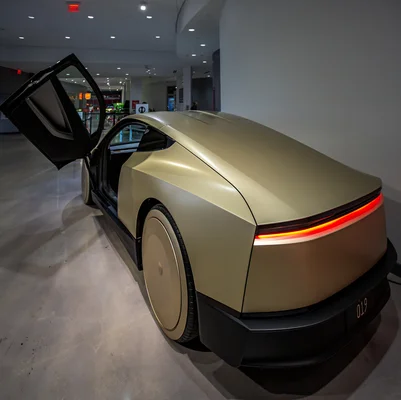 Prototype du Tesla Cybercab exposé au Petersen Automotive Museum de Los Angeles.