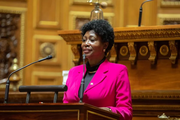 La sénatrice Annick Petrus prenant la parole au Sénat.
