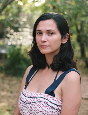 Julia Kerninon dans un cadre naturel.