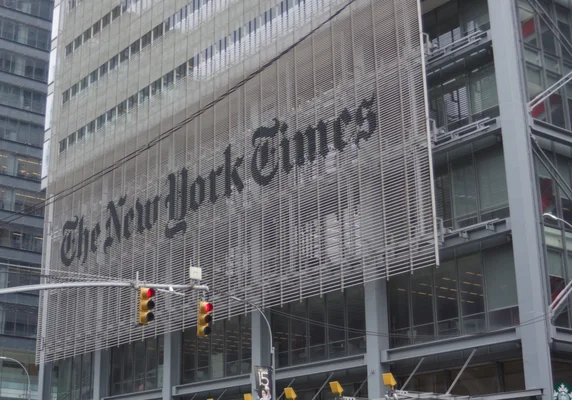 Façade du New York Times Building avec son logo sur les tiges de céramique, vu depuis la rue.