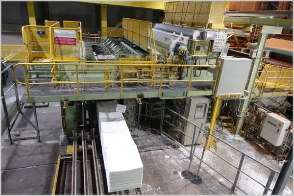 Chaîne de production automatisée dans une usine papetière, similaire à celles de Fibre Excellence.