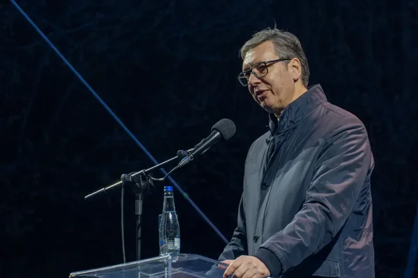 Le président Aleksandar Vučić s'adressant à la presse lors d'une conférence.