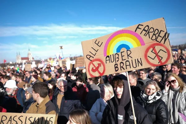Manifestation massive contre l'extrême droite en Allemagne, avec pancarte 'Alle Farben außer Braun'.