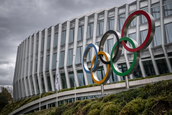 Les anneaux olympiques devant le siège du CIO à Lausanne.