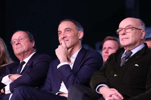 François Hollande, Bernard Cazeneuve et Raphaël Glucksmann lors d'un même événement.