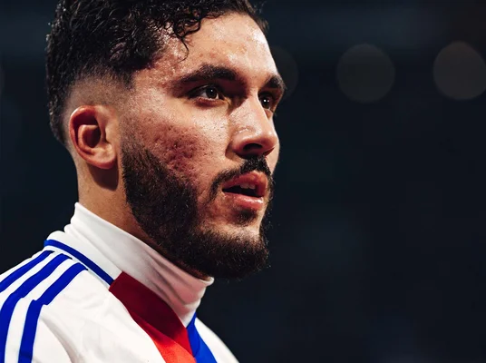 Rayan Cherki, numéro 18, vu de dos lors d'un rassemblement avec les Bleus.