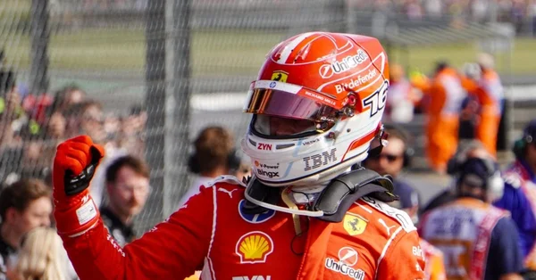 Charles Leclerc célèbre sa victoire sur la piste de Silverstone.