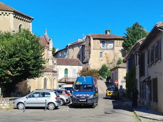 Perquisition en cours au domicile de Jérôme Barella, dans le Gers, en présence des gendarmes.