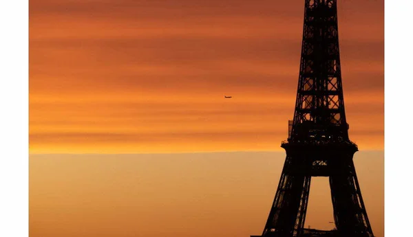 La tour Eiffel sous un ciel teinté par les poussières du Sahara, illustration du phénomène en France.