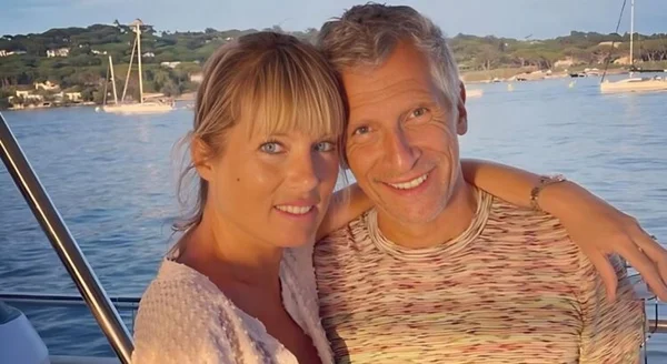Nagui et Mélanie Page sur un bateau, profitant d'une journée ensoleillée.