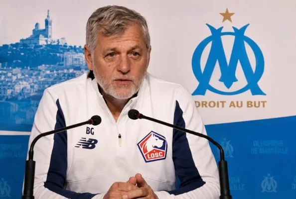 Conférence de presse avec un représentant du LOSC, devant un décor aux couleurs de l'OM.