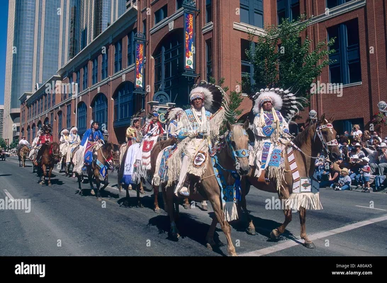 Défilé d'autochtones en tenues traditionnelles au Calgary Stampede, le plus grand rodéo en plein air d'Amérique.