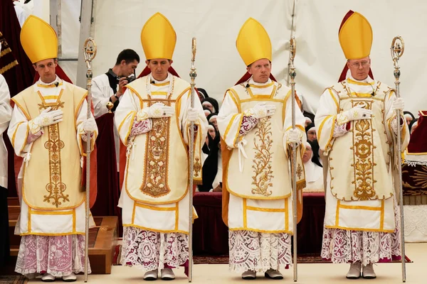 Quatre évêques intégristes lors de leur ordination, un geste qui défie l'autorité pontificale.
