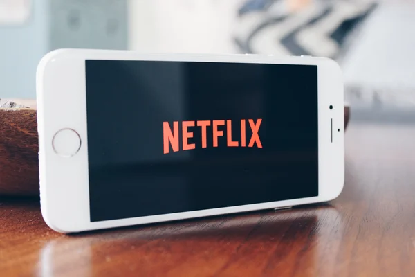 Logo Netflix affiché sur un smartphone.