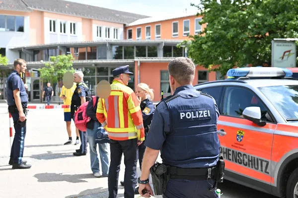 Forces de l'ordre et secours mobilisés devant l'établissement scolaire après l'attaque en Bavière.