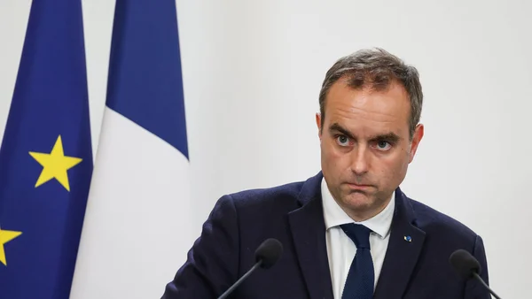 Sébastien Lecornu lors d'une conférence de presse ou d'une déclaration officielle.