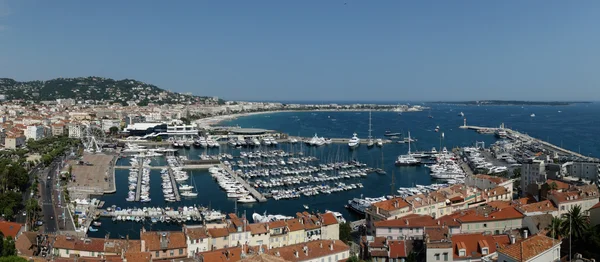 Le Vieux Port de Cannes, bondé de yachts et de voiliers, vu depuis la Tour Suquet.
