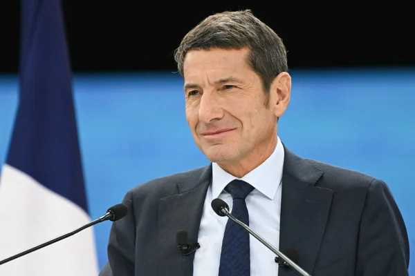 David Lisnard annonçant sa candidature à la présidentielle 2027 et son départ des Républicains, devant un drapeau français.