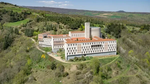 Vue aérienne de l'abbaye bénédictine de Randol, dans le Puy-de-Dôme.