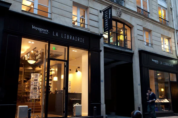 La librairie Voyageurs du Monde, rue Sainte-Anne à Paris, mêle bibliothèque et agence de voyages.